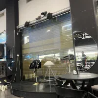 سالن دار قلیان زن