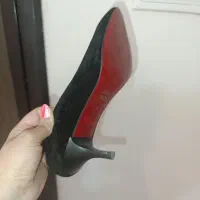 کفش  مارکدار و لباس زنانه