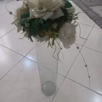 گلدان شیشه ای بلند با گل مصنوعی