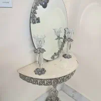 آینه و شمعدان و میز