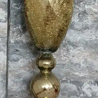 گلدان شیشه ای کنار سالنی