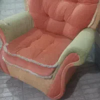 یک عدد مبل راحتی خوش رنگ  و راحت و سالم