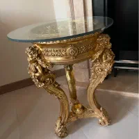 میز گرد و گلدان