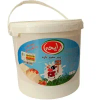 تعدادی سطل پنیر شسته شده بدون بو و دردار موجود است