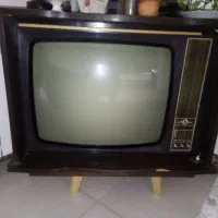 تلویزیون مبله قدیمی برای دکور ولی سالم و روشن