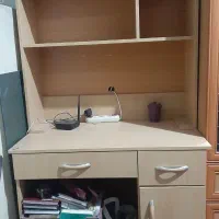 میز تحریر و کتابخانه