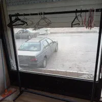 دو عدد رگال و ۲۰۰عددچوب لباسی و ۵۰عدد مانکن