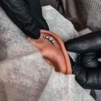 خدمات و آموزش تخصصی پیرسینگ،کربوکسی،لیزر بدن