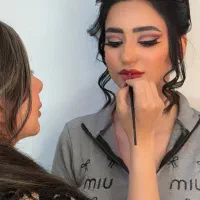 پذیرای مدل برای میکاپ حرفه ای