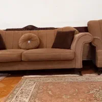 مبل راحتی قهوه‌ای شیک و تمیز