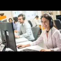 پشتیبان تلفن و کارمند اداری