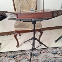سنتور دو مهر به همراه میز