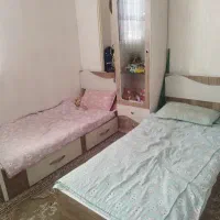 2 تخت نوجوان به همراه کمد و دراور آیینه ویترین