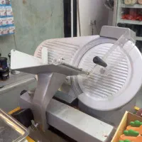 کالباس بر ترازو دار