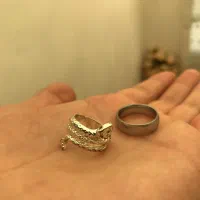 دو عدد حلقه یا رینگ ساده و طرح‌دار مار‌پیچ