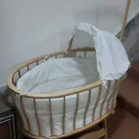 گهواره چوبی کنار تخت مادر با سایبان