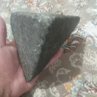 سنگ مشکوک به شهاب سنگ تراشخورده باستانی  درمانی