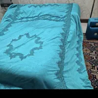 رو ملافه‌ای دو نفره صحیح و سالم