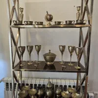 استند ویترین  با وسایل دکوری