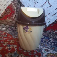 یک  عدد سطل زباله