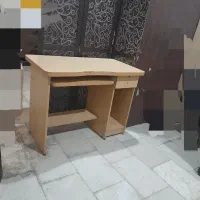 میز تحریر کامپیوتر در حد میباشد