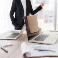 فروشنده با تلفن همراه