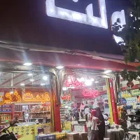 صندوق دار خانم برای فروشگاه مواد غذایی