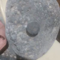 یک عدد سنگ جذب اهربا