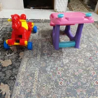 یک اسب و میز صندلی کودک