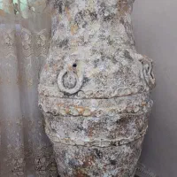 خمره سفالی تزئینی کنار سالنی