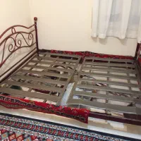 تخت خواب فلزی همراه یک عدد کناره و چراغ خواب
