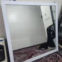 آینه قدی ساده و چراغ دار و صندلی اصلا و وسایل سالن