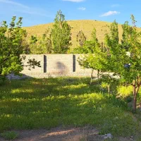 یک-قطعه-زمین-آبیاری-حصار