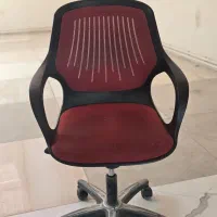 صندلی اداری چرخدار مشکی با نشیمن قرمز