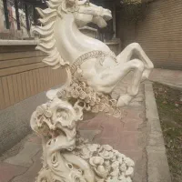 مجسمه اسب با پایه