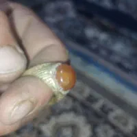 نگین انگشتر عقیق یمنی دورنگ رگه دار