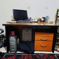 میز کار و دو تا صندلی چرخ دار فوری فروشی
