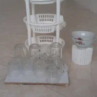 تعدادی استکان و سبد میوه و کاسه و جای قاشق