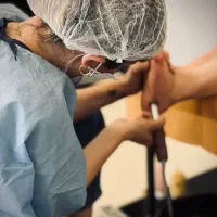 خدمات زیبایی اصلاح مژه ناخن پدیکوریست کوتاهی فیشال