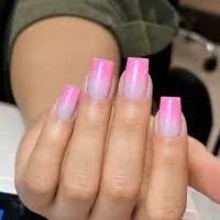 خدمات تخصصی ناخن و میکاپ