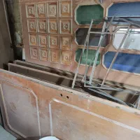 درب چوبی سالم و شکسته ضایعات