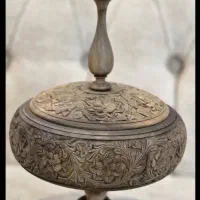 شکلات‌خوری پایه‌دار معرق طرح گل و‌بوته