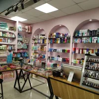 فروشنده خانم غرفه آرایشی