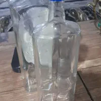 دو بطری پیرکس  و دو شیشه ی ادکلن