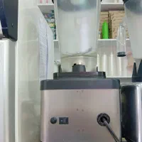 یک عدد تاپینگ بستنی میوه ای و یک عدد دستگاه سی دو