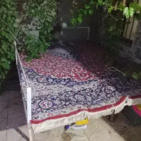 تخت داخل باغ یاحیا ط
