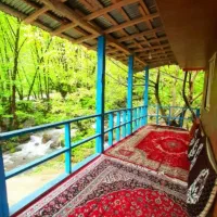 کلبه جنگلی کنار رودخانه نزدیک دژتاریخی قلعه