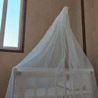تخت گهواره ای کنار تخت مادر