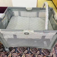 تخت کودک کنار مادر آمریکایی
