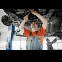 مکانیک سیار روشن کردن خودرو در محل. چینی، ایرانی